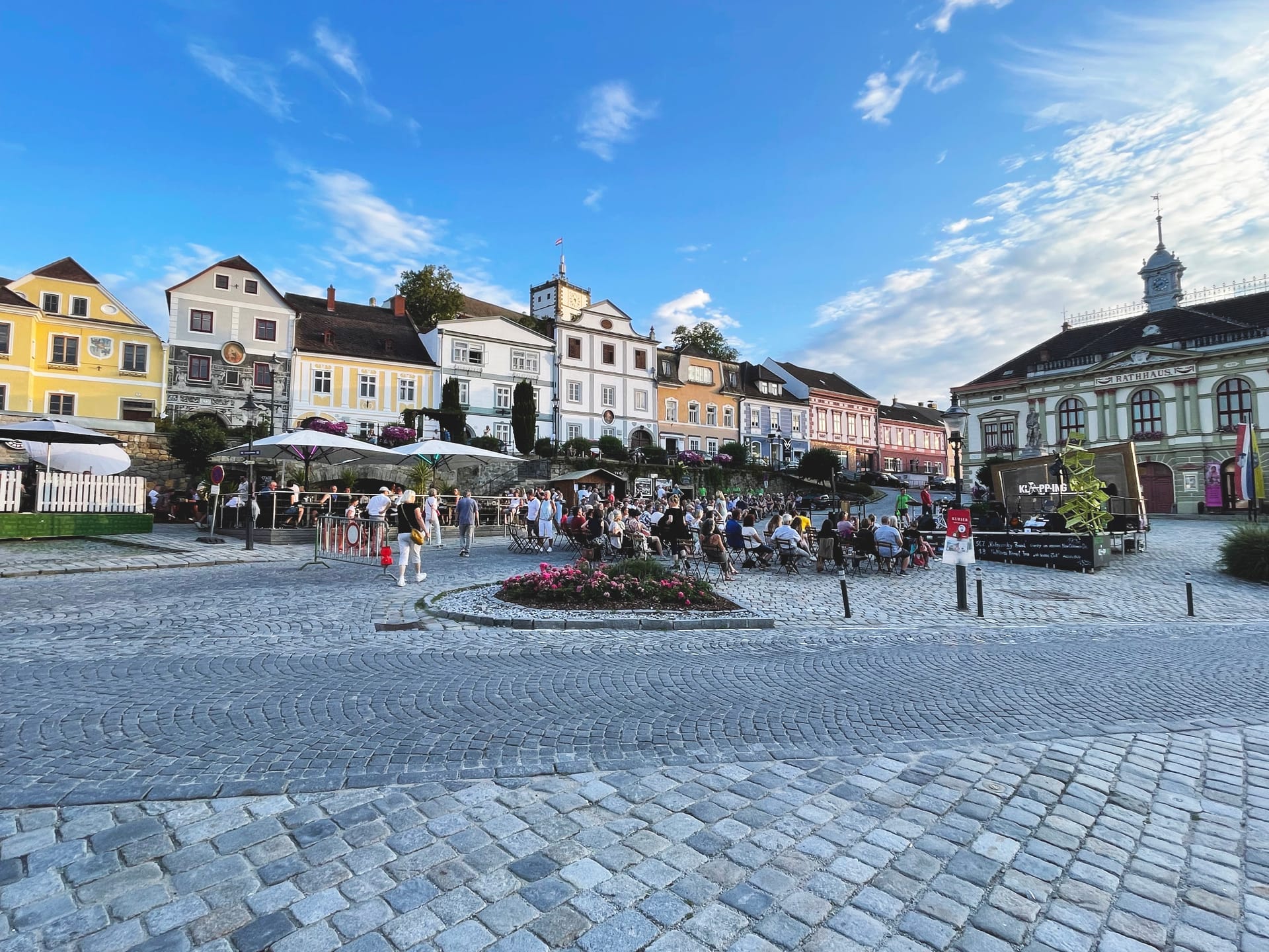 Hauptplatz von Weitra mit Rathaus und Gastgärten