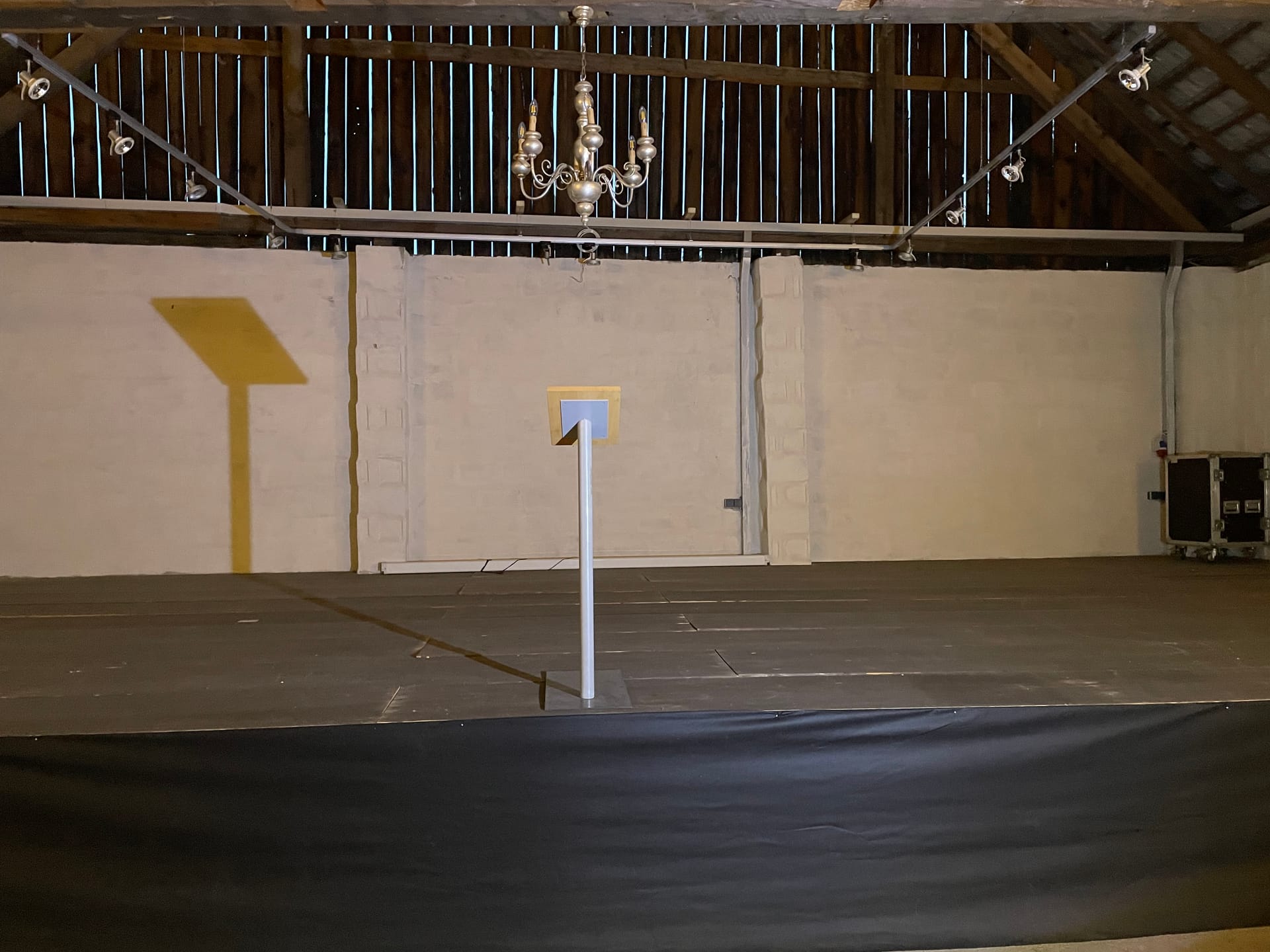Stadl-Innenraum mit Dachbalken und Kronleuchter