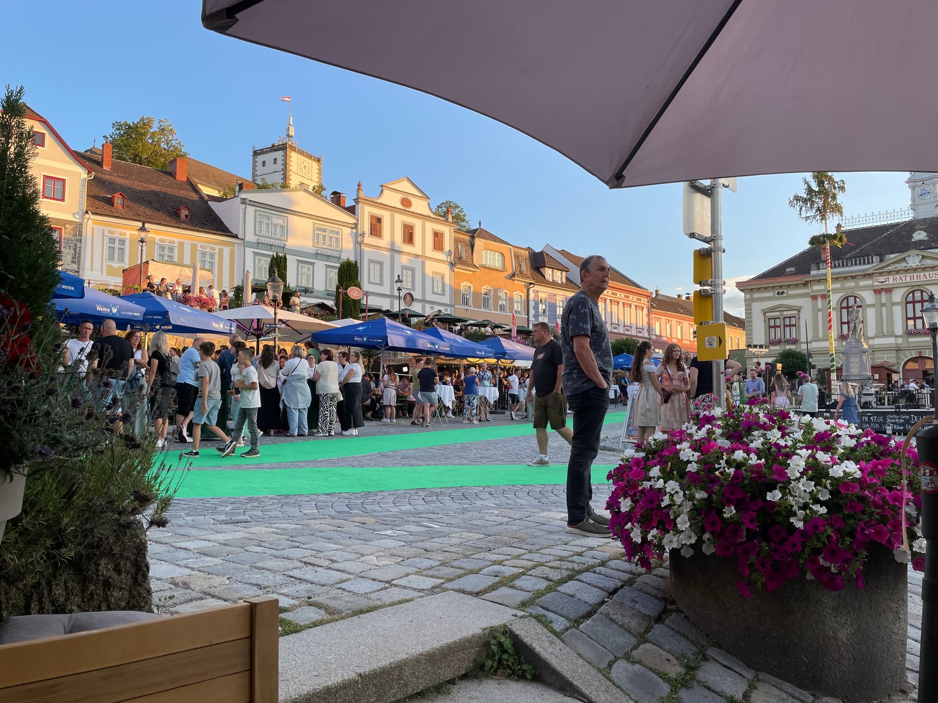 Hauptplatz von Weitra mit Rathaus und Gastgarten