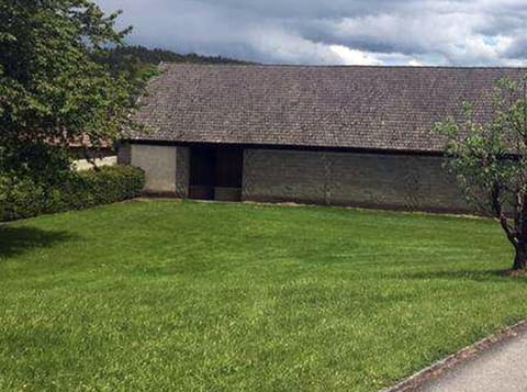 Alter Stadl mit Ziegeldach, Ansicht von der Rasenfläche