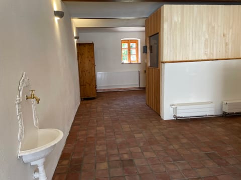 Gang mit Ziegelgewölbe und Holzvertäfelung
