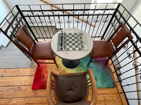 Treppenpodest mit Schachtisch und bunten Teppichen