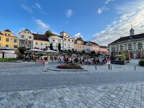 Hauptplatz von Weitra mit historischen Fassaden und Gastgarten