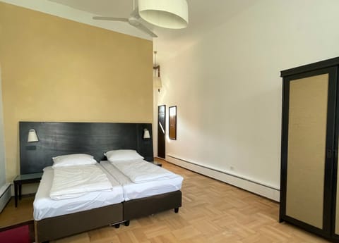 Zimmer mit zwei Einzelbetten und Deckenventilator