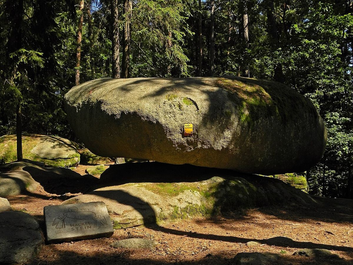Wackelstein im Naturpark Blockheide
