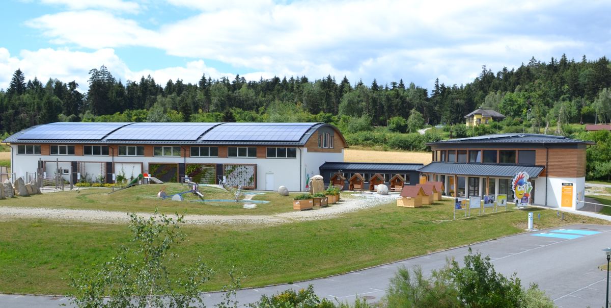 Außenansicht des modernen Ausstellungsgebäudes der Sonnenwelt Großschönau