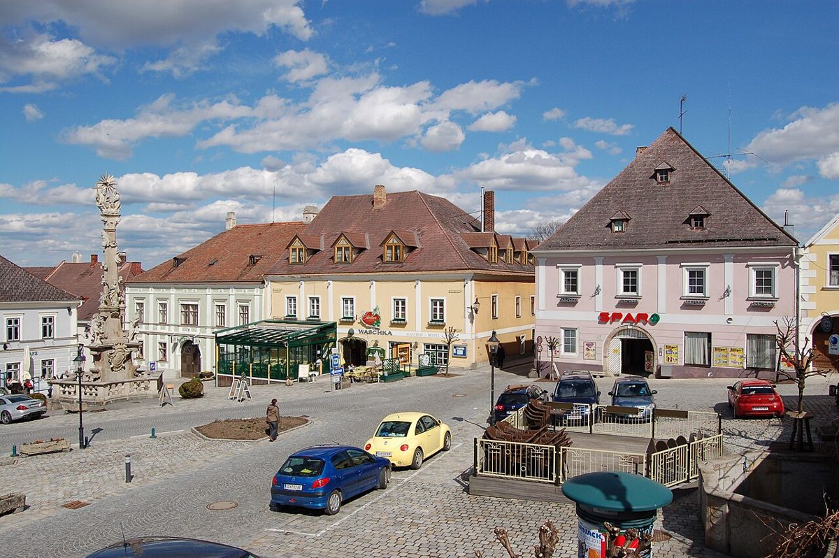 Rathausplatz von Weitra mit historischen Bürgerhäusern